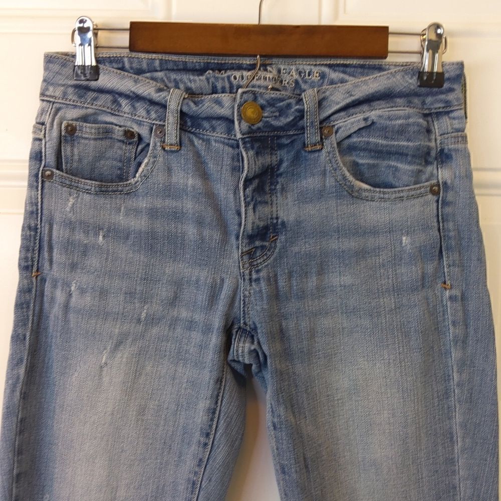 American Eaglel button front blue distressed stretch boy Jean  jeans